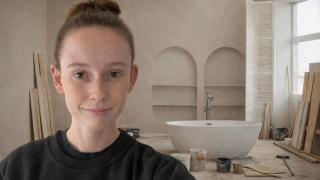 Alice, fontanera, sobre un baño en obras.