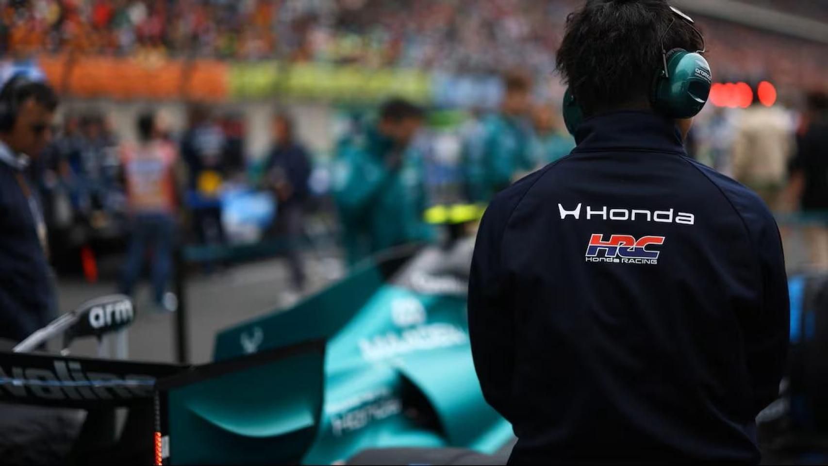 Un ingeniero de Honda visualiza el AMR26 en el GP de China.