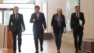 El secretario autonómico del PPCyL, Francisco Vázquez, el presidente de la Junta en funciones, Alfonso Fernández Mañueco, la directora de campaña y consejera de Familia en funciones, Isabel Blanco, y el consejero de Economía y Hacienda en funciones, Carlos Fernández Carriedo, a su llegada a la reunión con Vox, el pasado miércoles en las Cortes