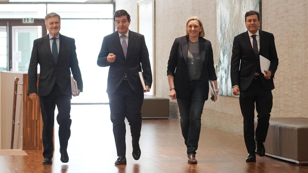 El secretario autonómico del PPCyL, Francisco Vázquez, el presidente de la Junta en funciones, Alfonso Fernández Mañueco, la directora de campaña y consejera de Familia en funciones, Isabel Blanco, y el consejero de Economía y Hacienda en funciones, Carlos Fernández Carriedo, a su llegada a la reunión con Vox, el pasado miércoles en las Cortes