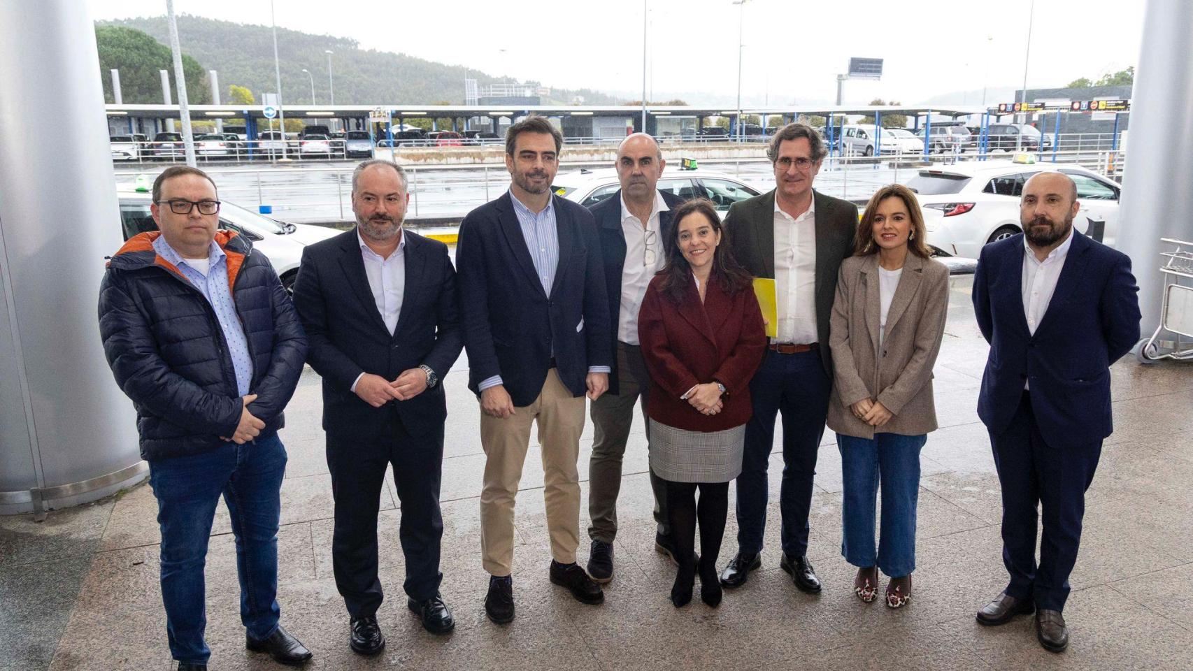 Foto institucional, con Inés Rey en el centro, cuando Culleredo, A Coruña y la Xunta firmaron el acuerdo de los taxis en Alvedro.