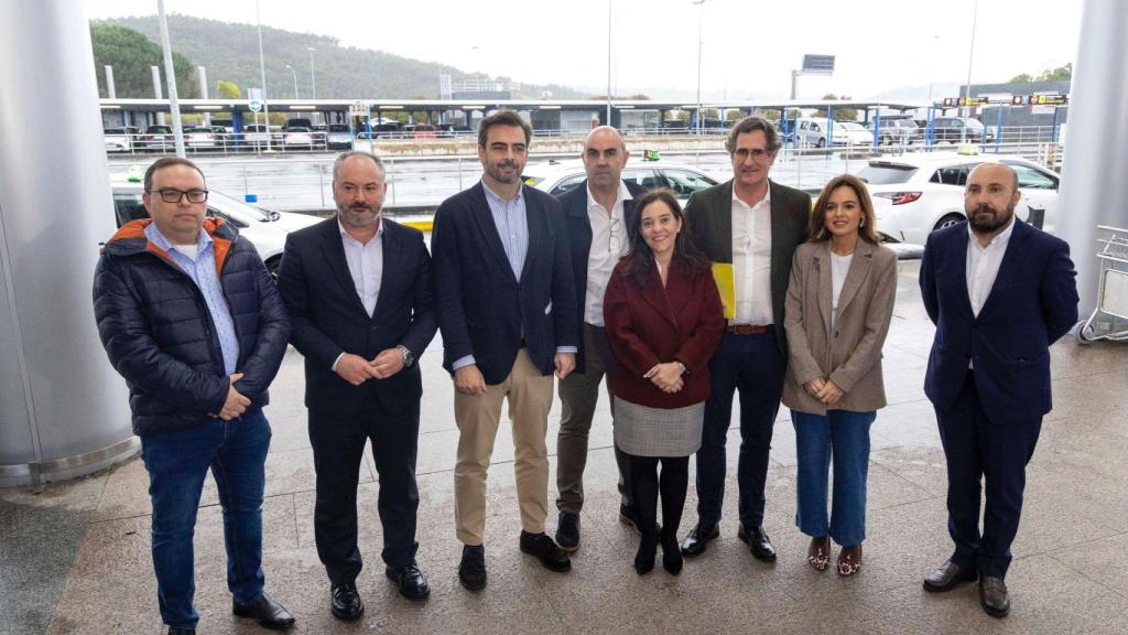 Foto institucional, con Inés Rey en el centro, cuando Culleredo, A Coruña y la Xunta firmaron el acuerdo de los taxis en Alvedro.