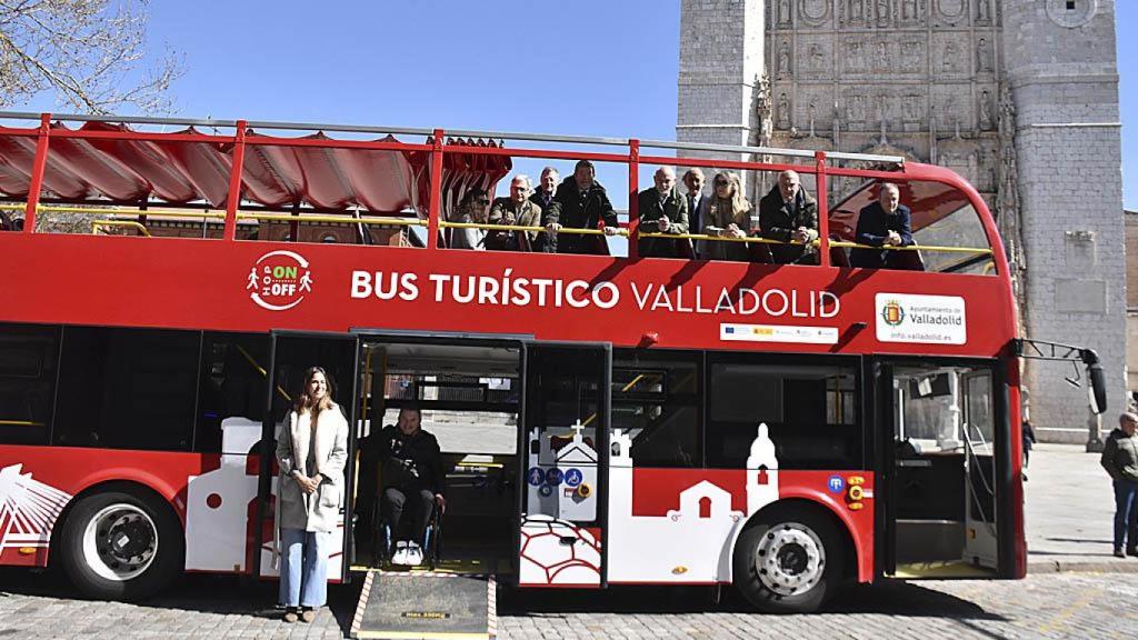 Imagen del nuevo bus turístico eléctrico de Valladolid.