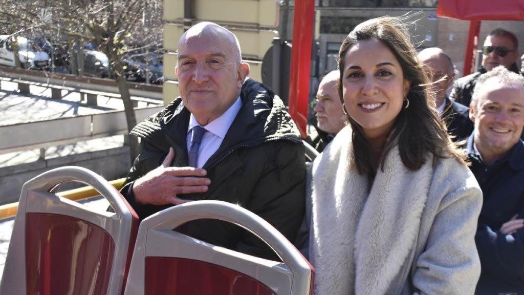 Blanca Jiménez y Jesús Julio Carnero en el bus.