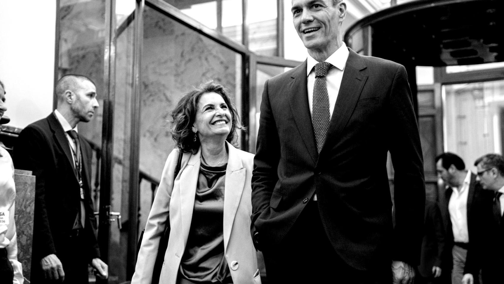 La vicepresidenta primera y ministra de Hacienda, María Jesús Montero, y el presidente del Gobierno, Pedro Sánchez, a su salida de una sesión plenaria, en el Congreso de los Diputados, a 26 de marzo de 2026, en Madrid (España).