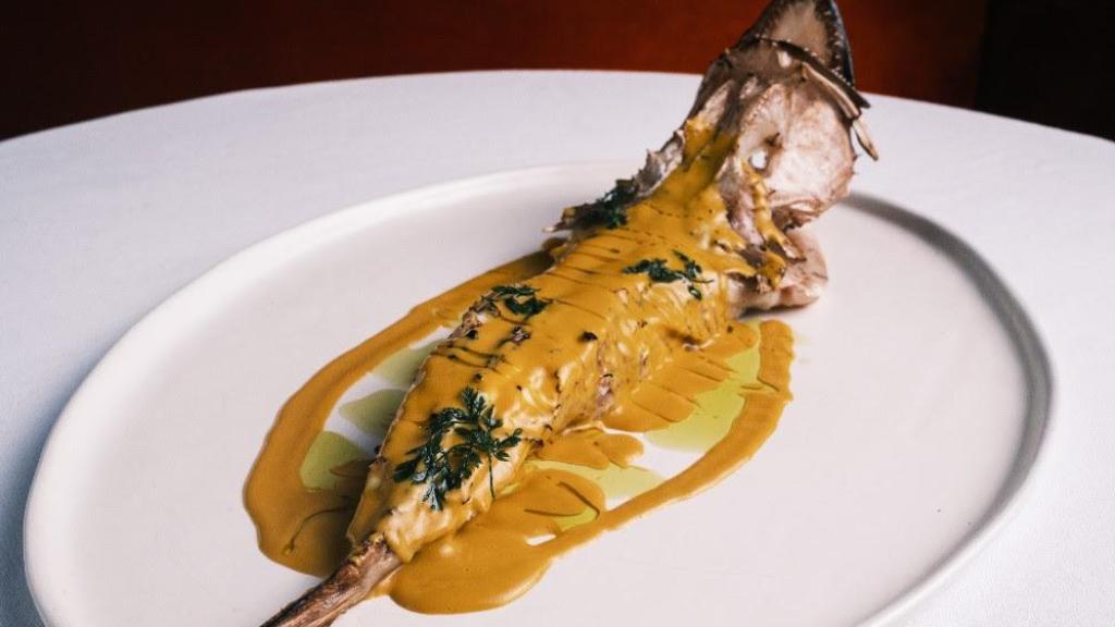 Rape entero a la brasa con salsa en amarillo, plato de Alegal.