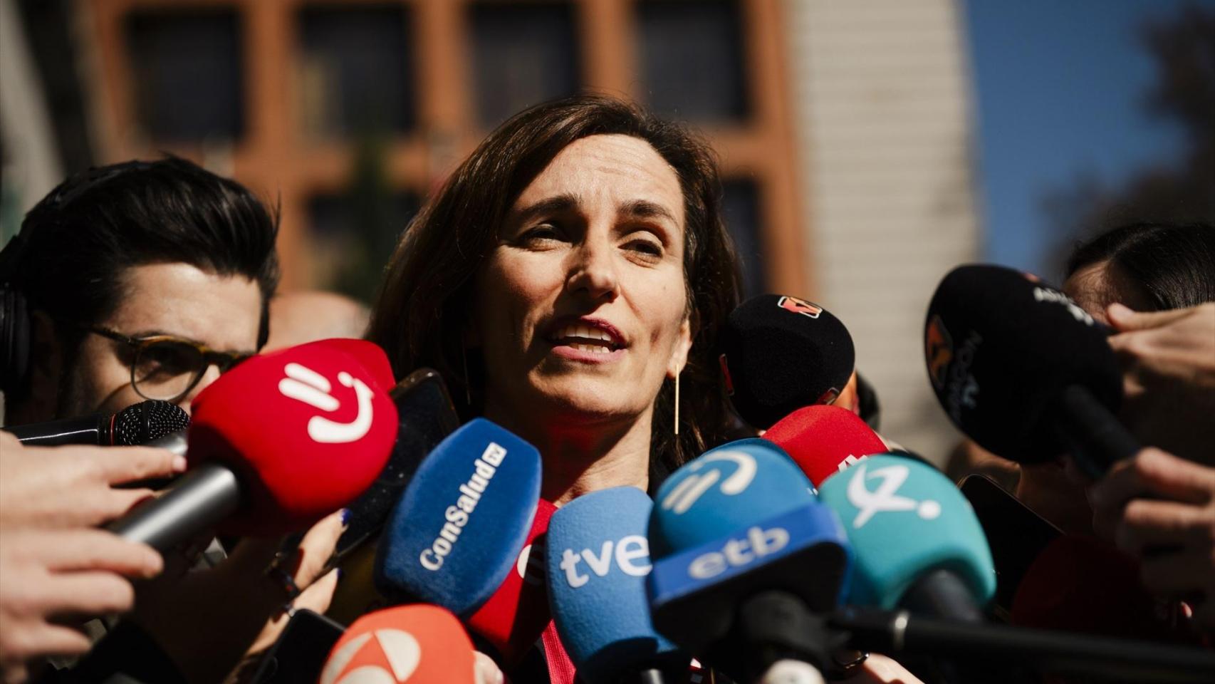 Mónica García, ministra de Sanidad, en declaraciones a los medios antes de entrar al Consejo Interterritorial de este viernes.
