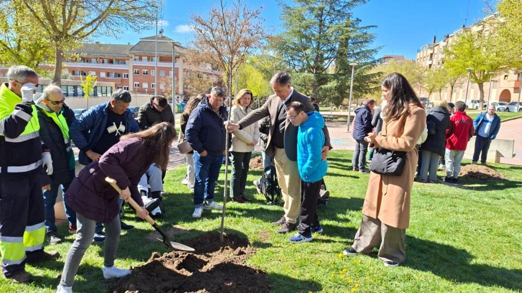 El alcalde junto a la concejala Miryam Rodríguez y asociaciones de usuarios con diversas capacidades plantando el 'Bosque de la Inclusión'.