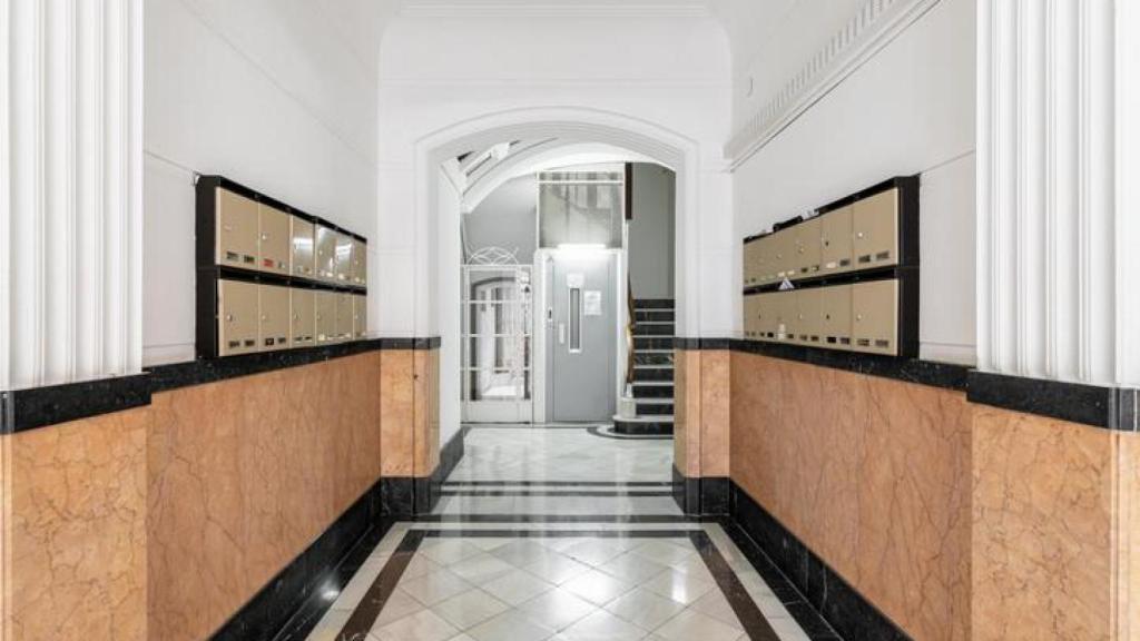 Pasillo de un edificio con ascensor.