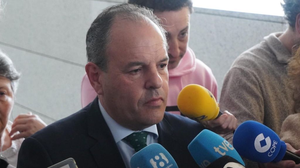 Carlos Baño atiende a los medios de comunicación tras un acto de la Cámara de Comercio de Alicante.