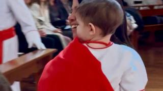 Mateo y su madre Laura en la imposición del hábito como nuevo cofrade de Jesús Atado a la Columna