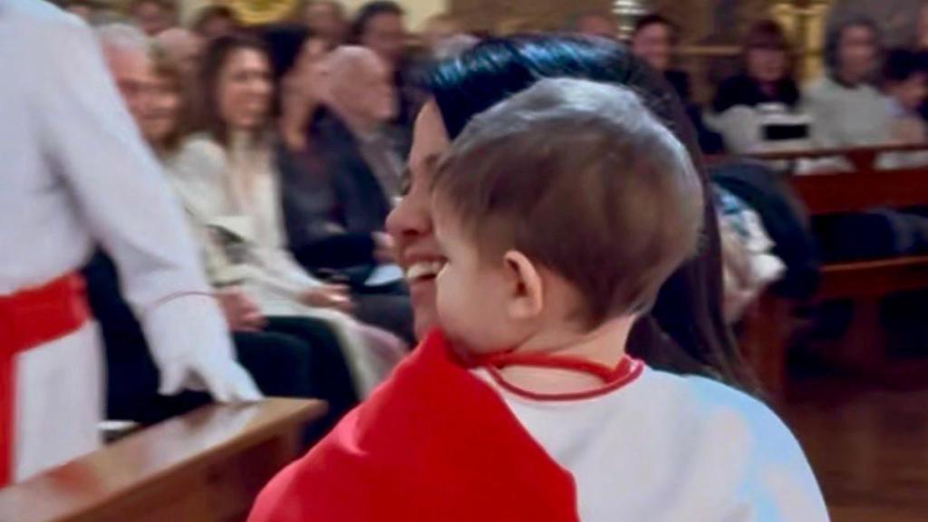Mateo y su madre Laura en la imposición del hábito como nuevo cofrade de Jesús Atado a la Columna
