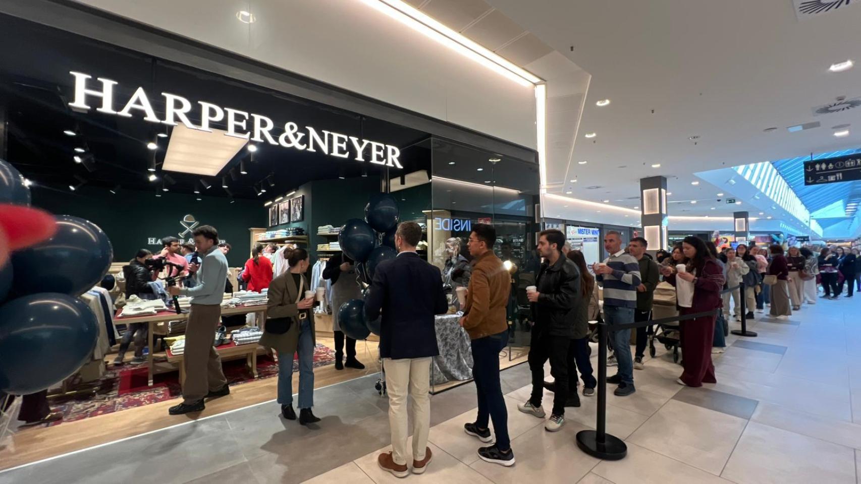 Imagen de la apertura de una de las nuevas tiendas en El Ingenio de Vélez.