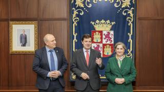 El futuro presidente de Michelin España-Portugal,  César Moñux, el presidente de la Junta de Castilla y León en funciones, Alfonso Fernández Mañueco, y la actual presidenta del grupo, María Paz Robina, durante su reunión de este viernes