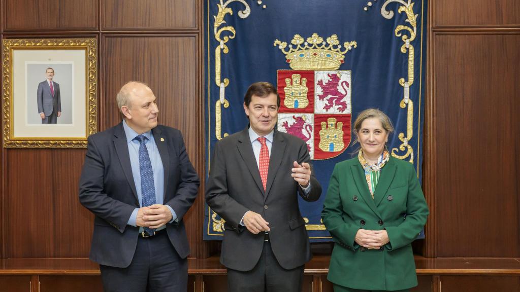 El futuro presidente de Michelin España-Portugal,  César Moñux, el presidente de la Junta de Castilla y León en funciones, Alfonso Fernández Mañueco, y la actual presidenta del grupo, María Paz Robina, durante su reunión de este viernes