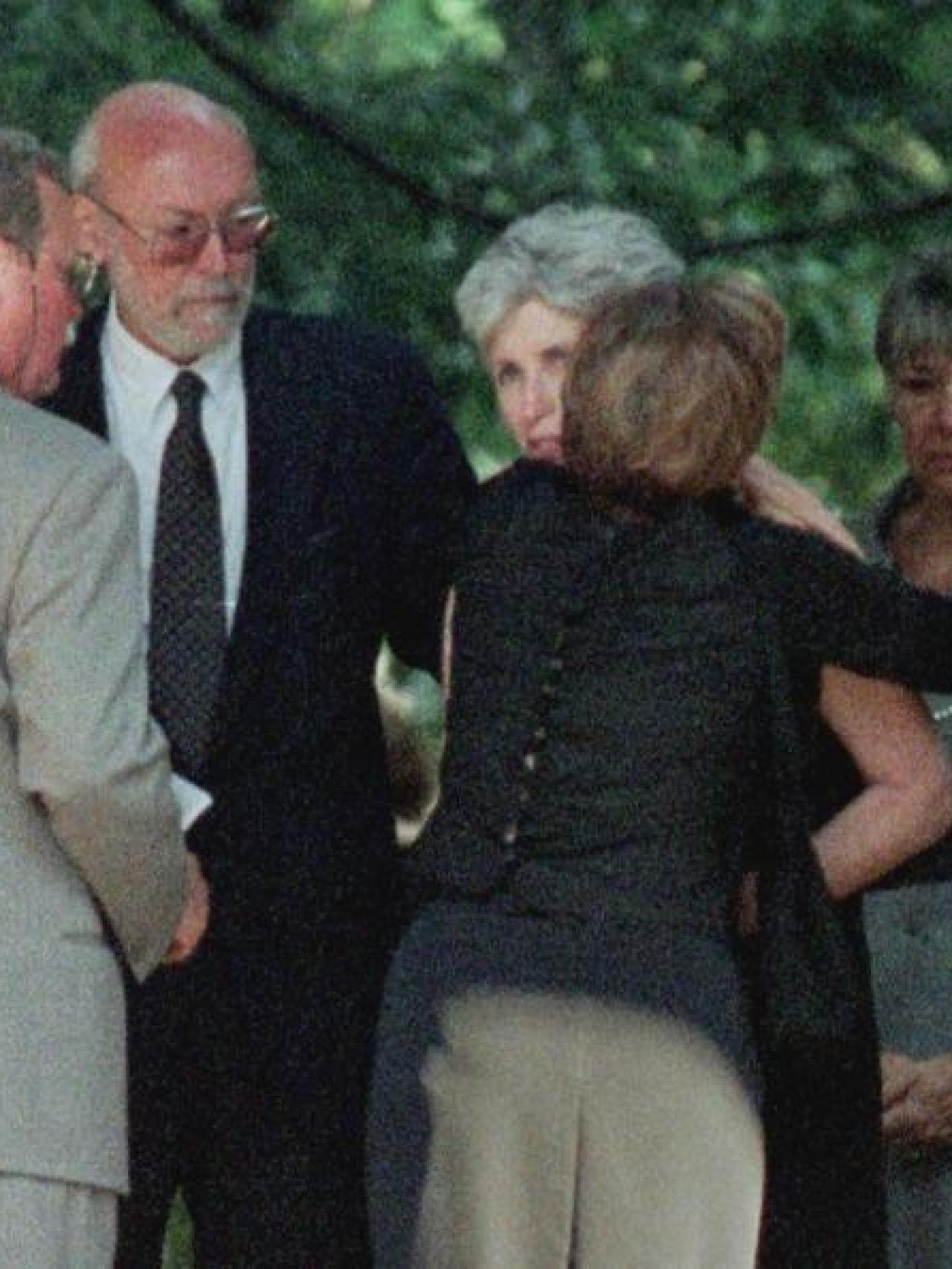 Ann Freeman durante la misa fúnebre de sus hijas.