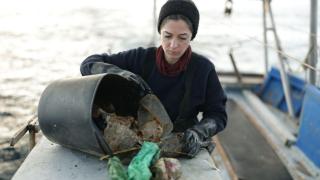 Miriam Artacho pasó de ser trabajadora forestal a salir a faenar para dar sustento a su familia.