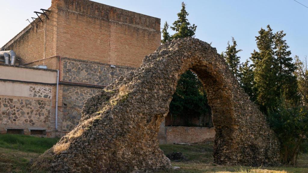 El arco del circo romano se encuentra frente al parque que conserva la mayor parte de los restos arqueológicos.