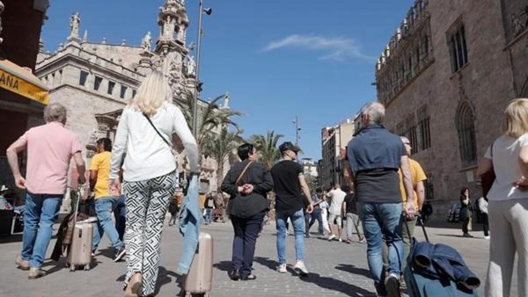 Turistas con maletas en Valencia