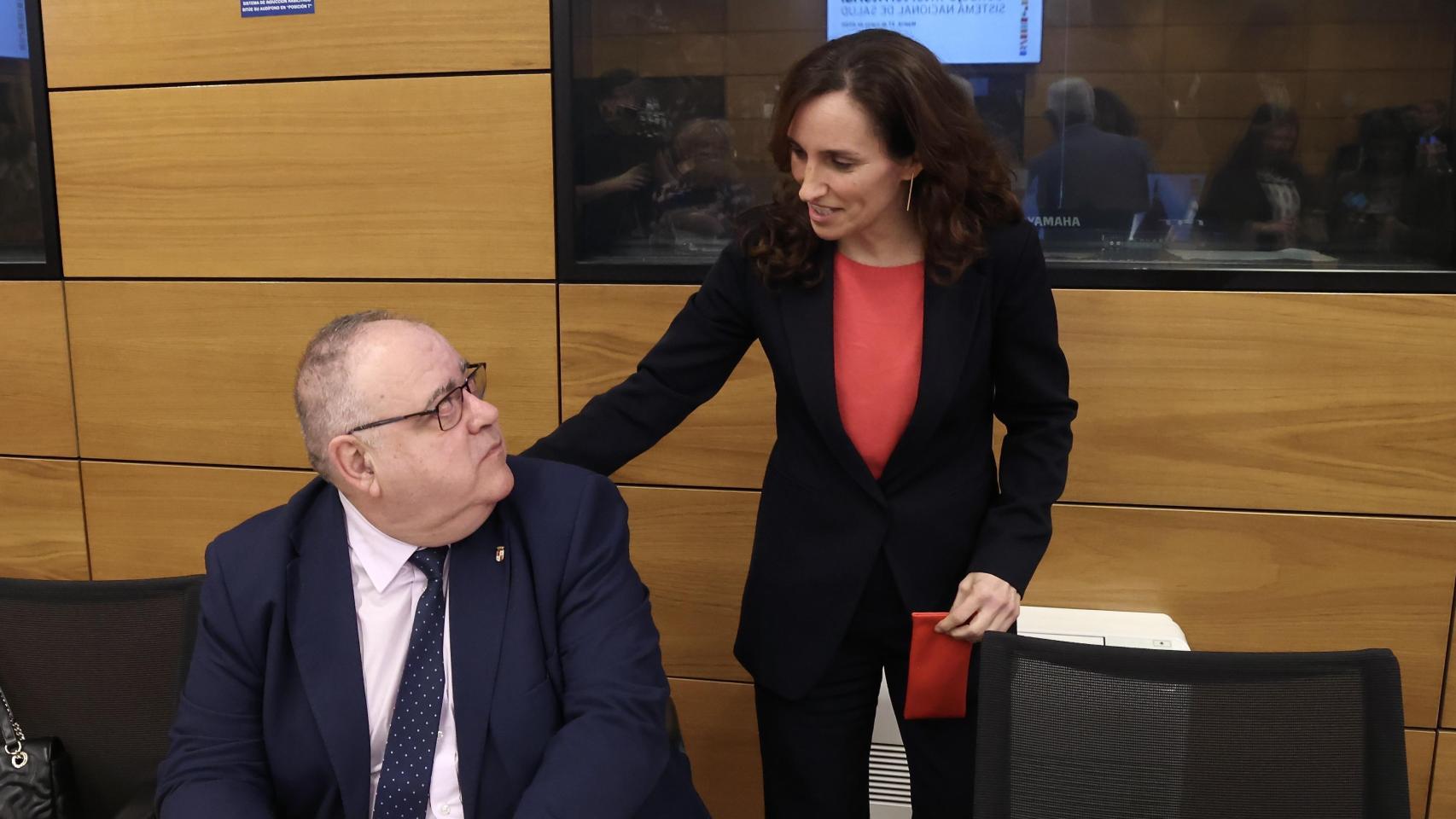 El consejero de Sanidad de la Junta de Castilla y León en funciones, Alejandro Vázquez, y la ministra de Sanidad, Mónica García, durante el pleno del Consejo Interterritorial del Sistema Nacional de Salud de este viernes en Madrid