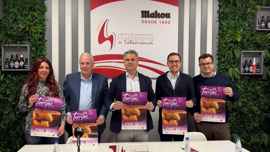 El concejal de turismo del Ayuntamiento de Salamanca, Angel Fernández Silva , Julian Perez Moneo, presidente de la Asociación Nuestro Padre Jesús del Perdón, el empresario Gonzalo Sendín y otros representantes de Hostelería Salamanca.