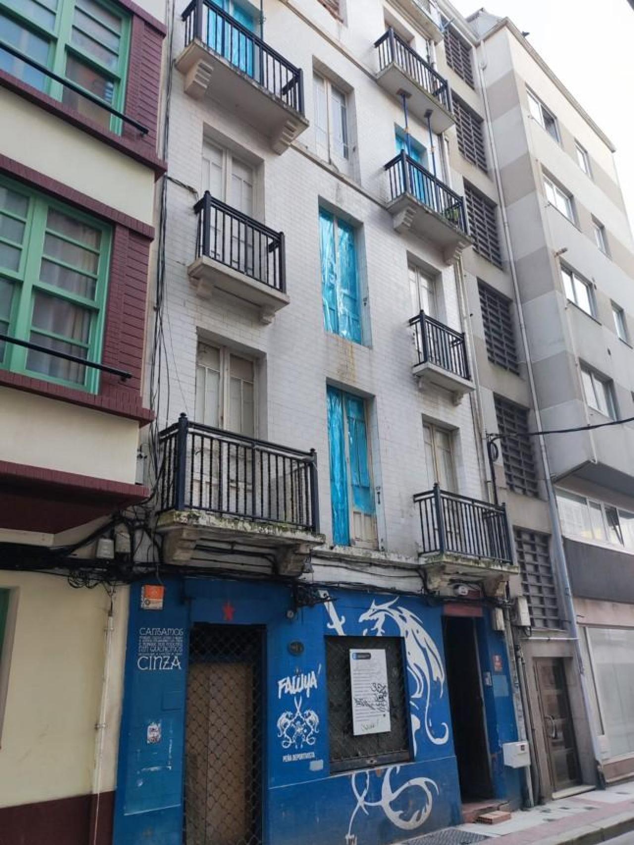 Edificio vacío en obras en la calle Orzán de A Coruña.