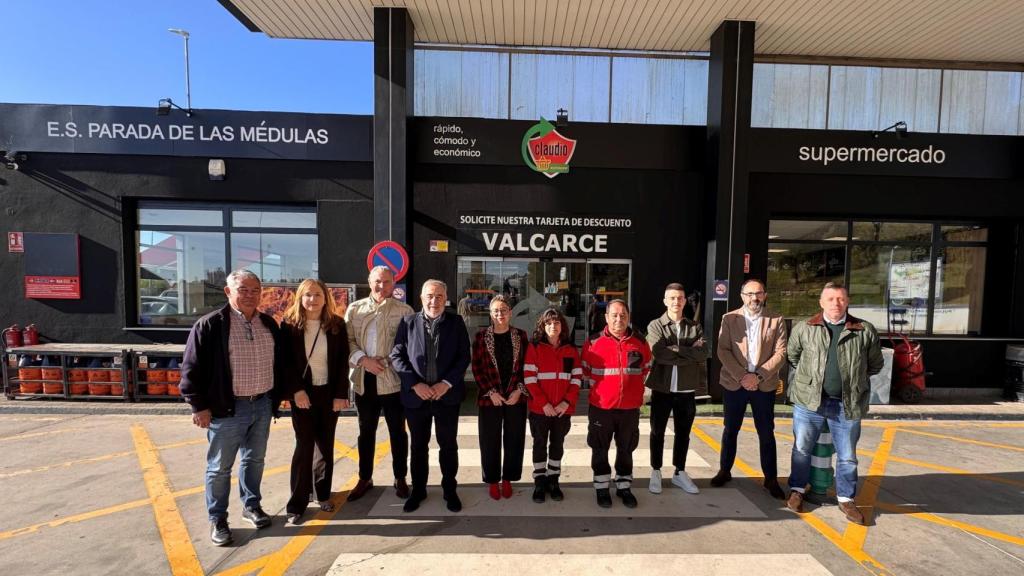 El nuevo Claudio Express, con sus empleados, en Toral de Los Vados.