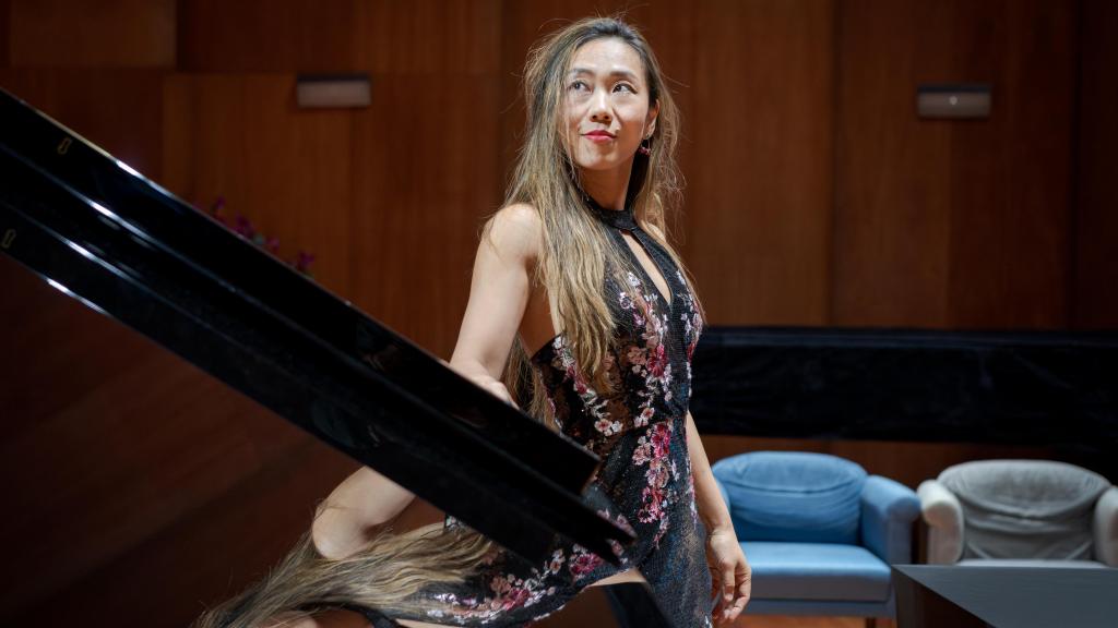 Mei Rui junto al piano en la Escuela Superior de Música Reina Sofía