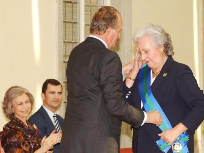 Pilar de Borbón recibe el Premio Nacional del Deporte de manos del Rey Juan Carlos.