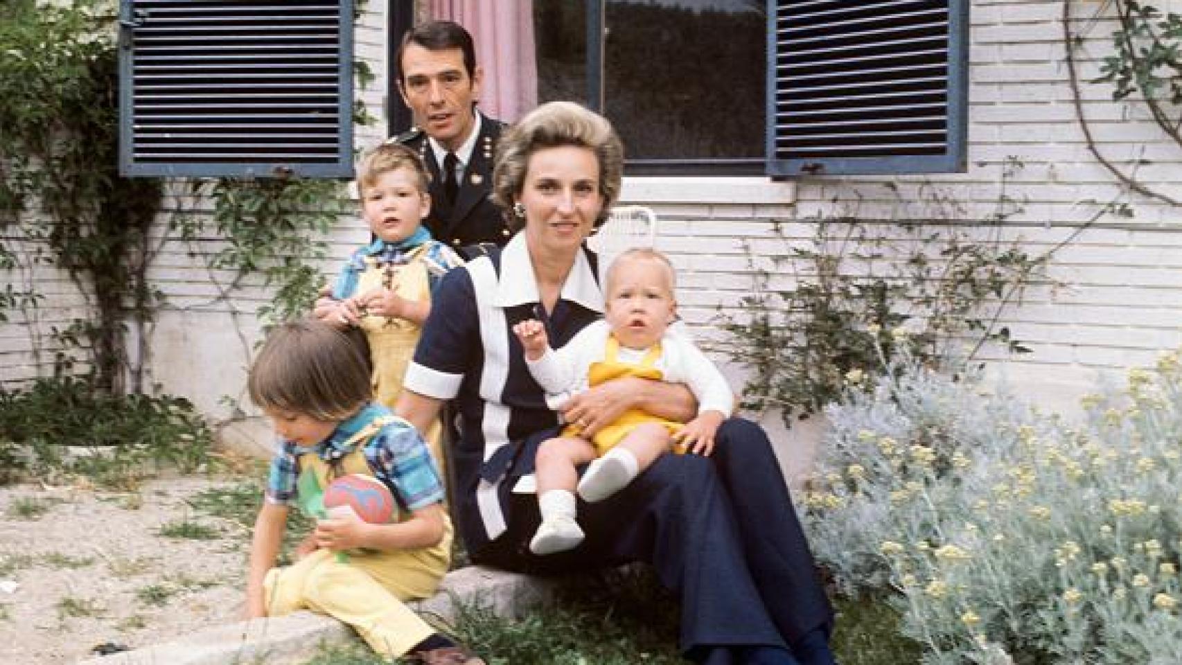 La infanta Pilar junto a su marido, Luis Gómez Acebo, y sus hijos.