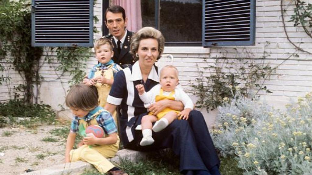 La infanta Pilar junto a su marido, Luis Gómez Acebo, y sus hijos.