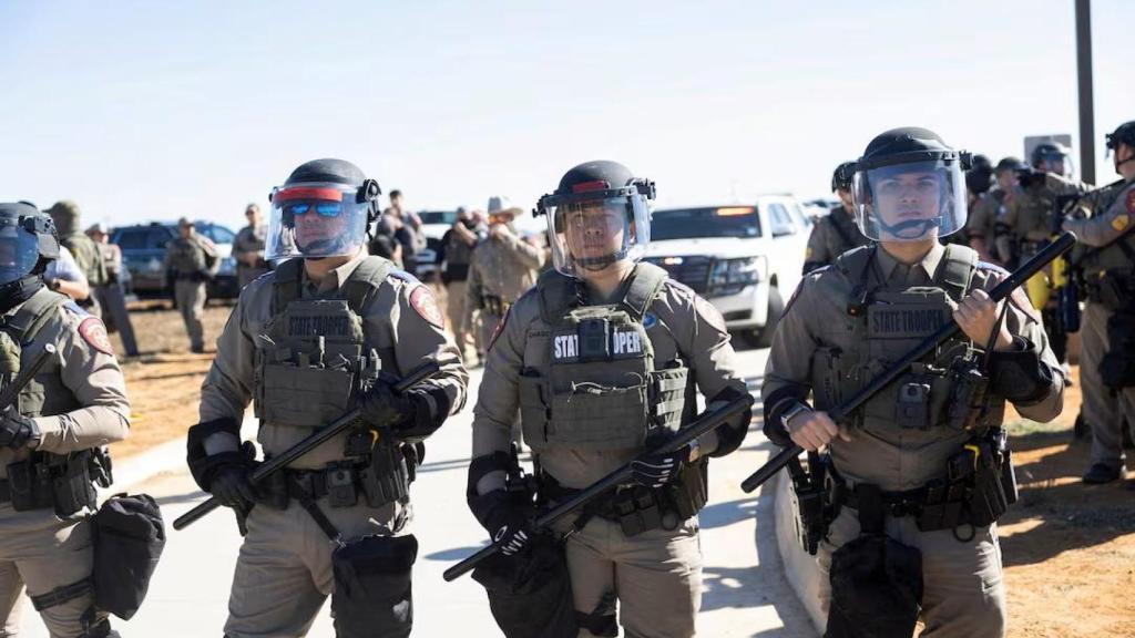 Agentes del ICE durante un operativo policial.