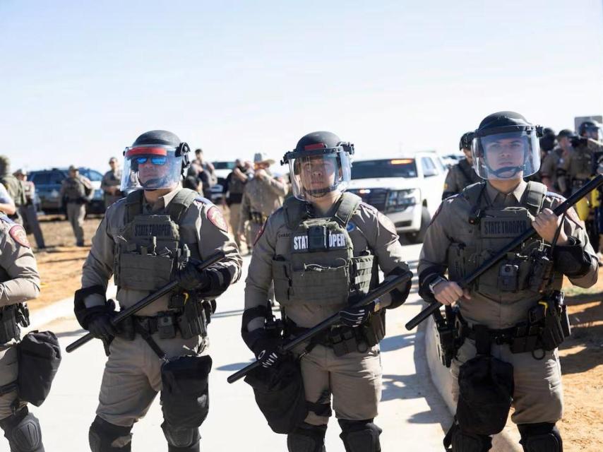 Agentes del ICE durante un operativo policial.