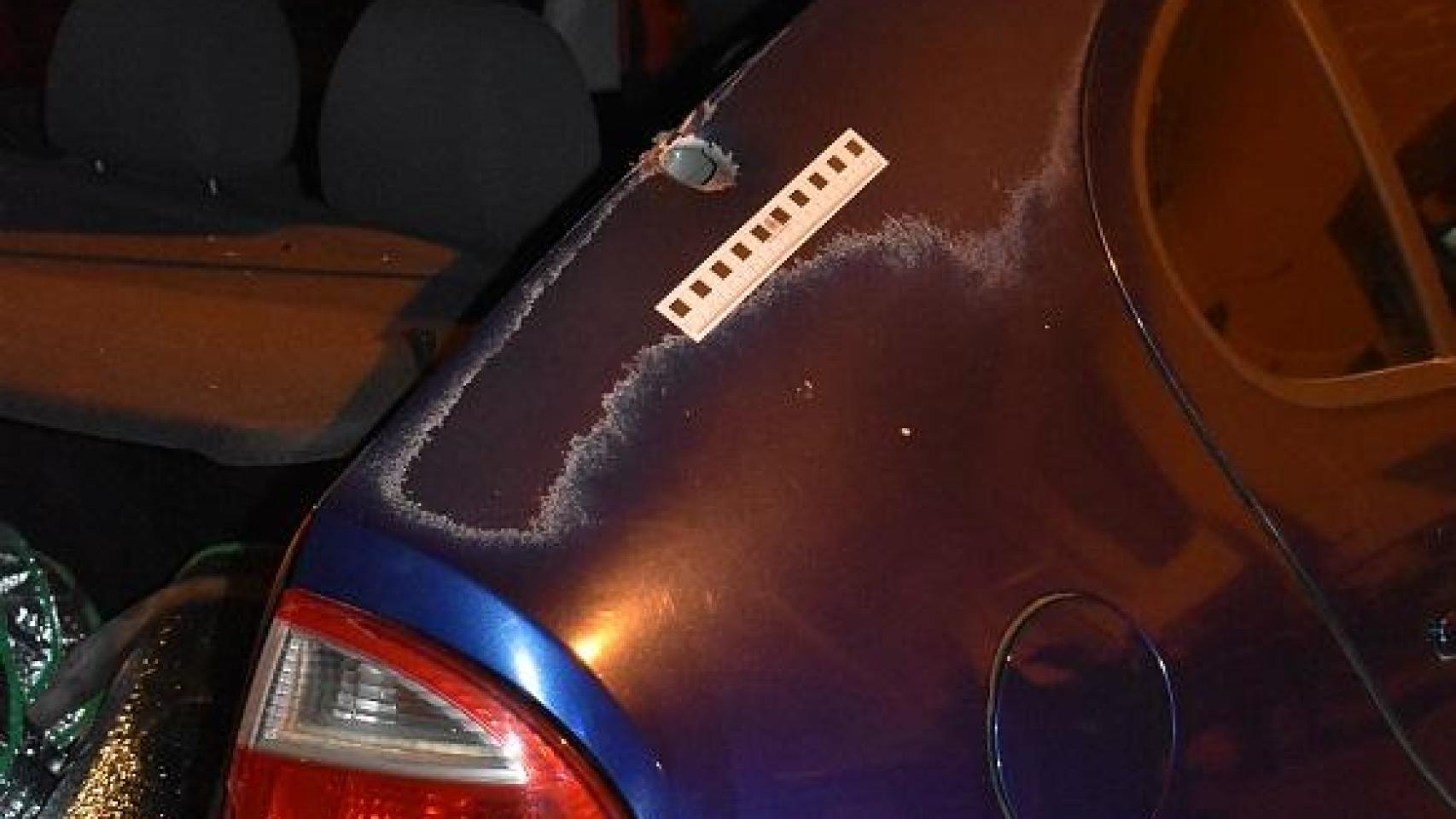 Imagen del impacto de bala en un coche en Ronda.