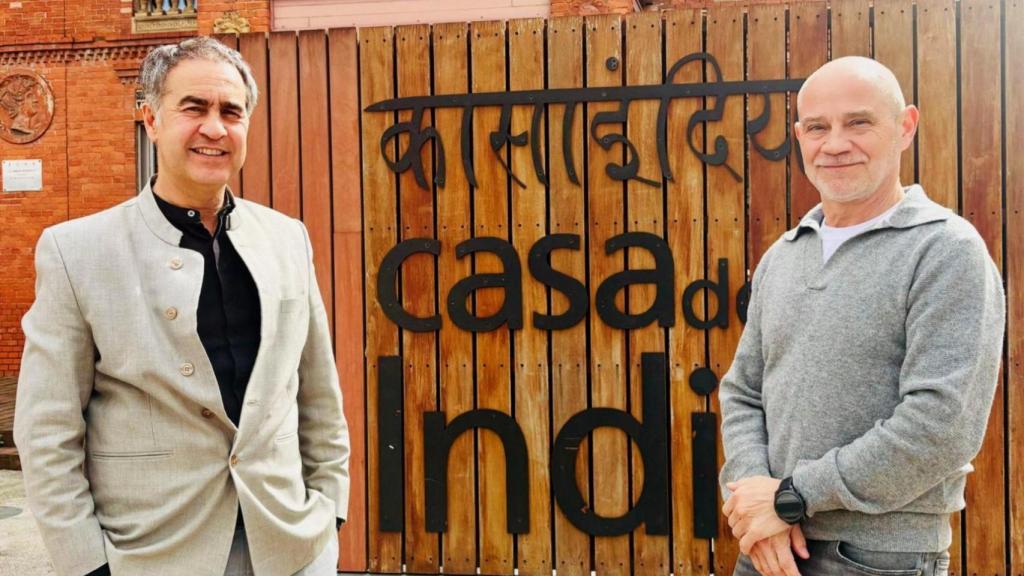 El presidente de la Cámara de Valladolid, Víctor A. Caramanzana, junto al director gerente de la Casa de la India de Valladolid, Guillermo Rodríguez Martín, durante un reciente encuentro de trabajo.