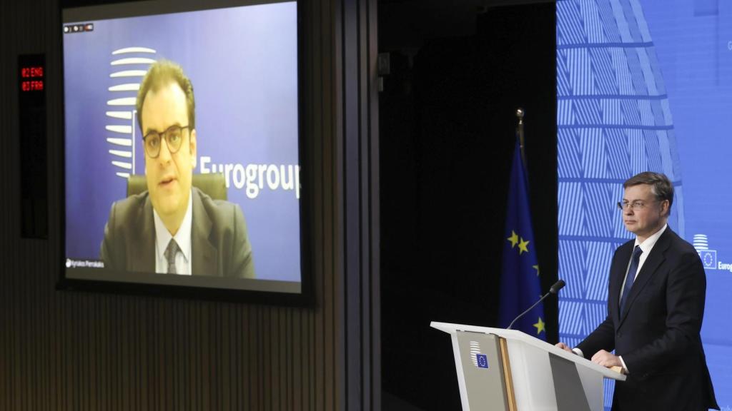 El presidente del Eurogrupo, Kyriakos Pierrakakis, y el comisario de Asuntos Económicos, Valdis Dombroskis, durante la rueda de prensa de este viernes en Bruselas