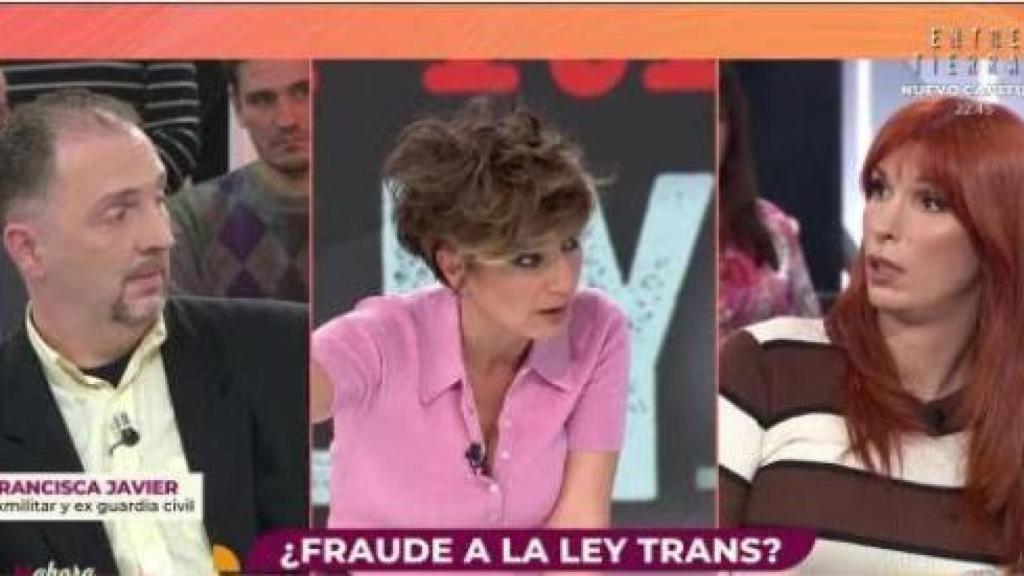 Sonsoles Ónega en el medio con Francisca Javier a un lado y Valeria Vegas al otro