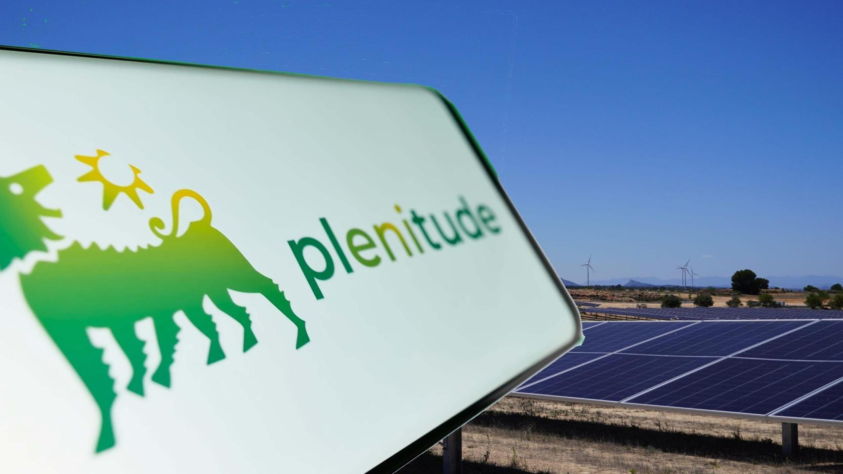 Logo de Plenitude con el fondo de un parque fotovoltaico y eólico.