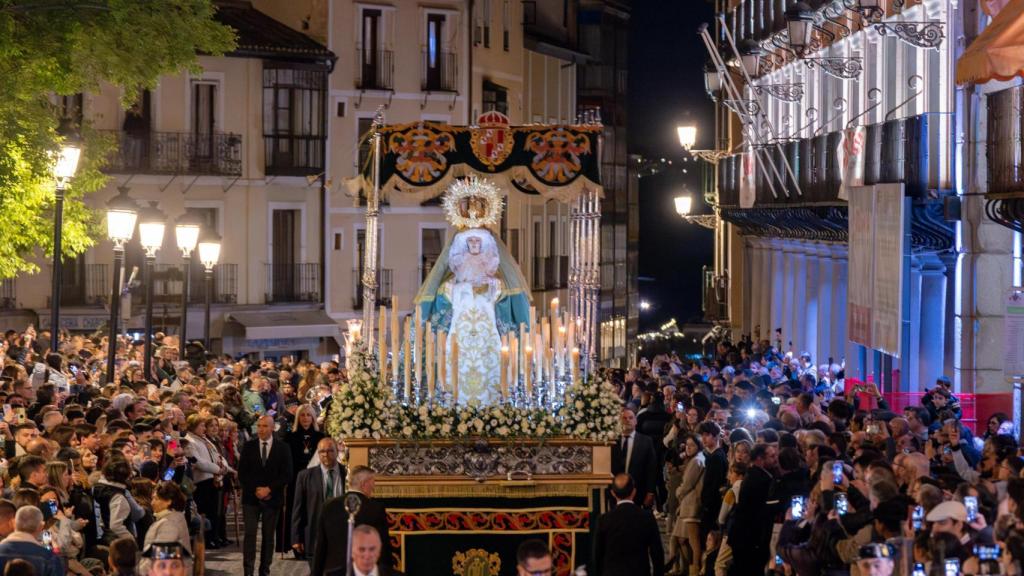 La Virgen del Amparo, protagonista del Jueves Santo, llena la plaza de Zocodover.