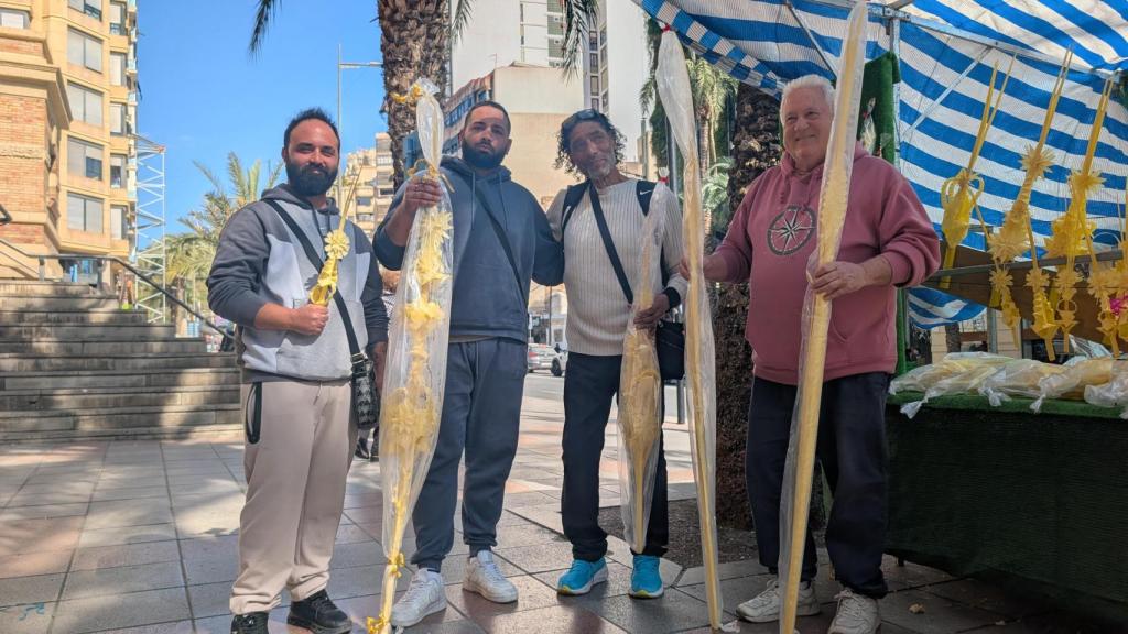 Algunos miembros de la familia serrano, en la Avenida Alfonso el Sabio.