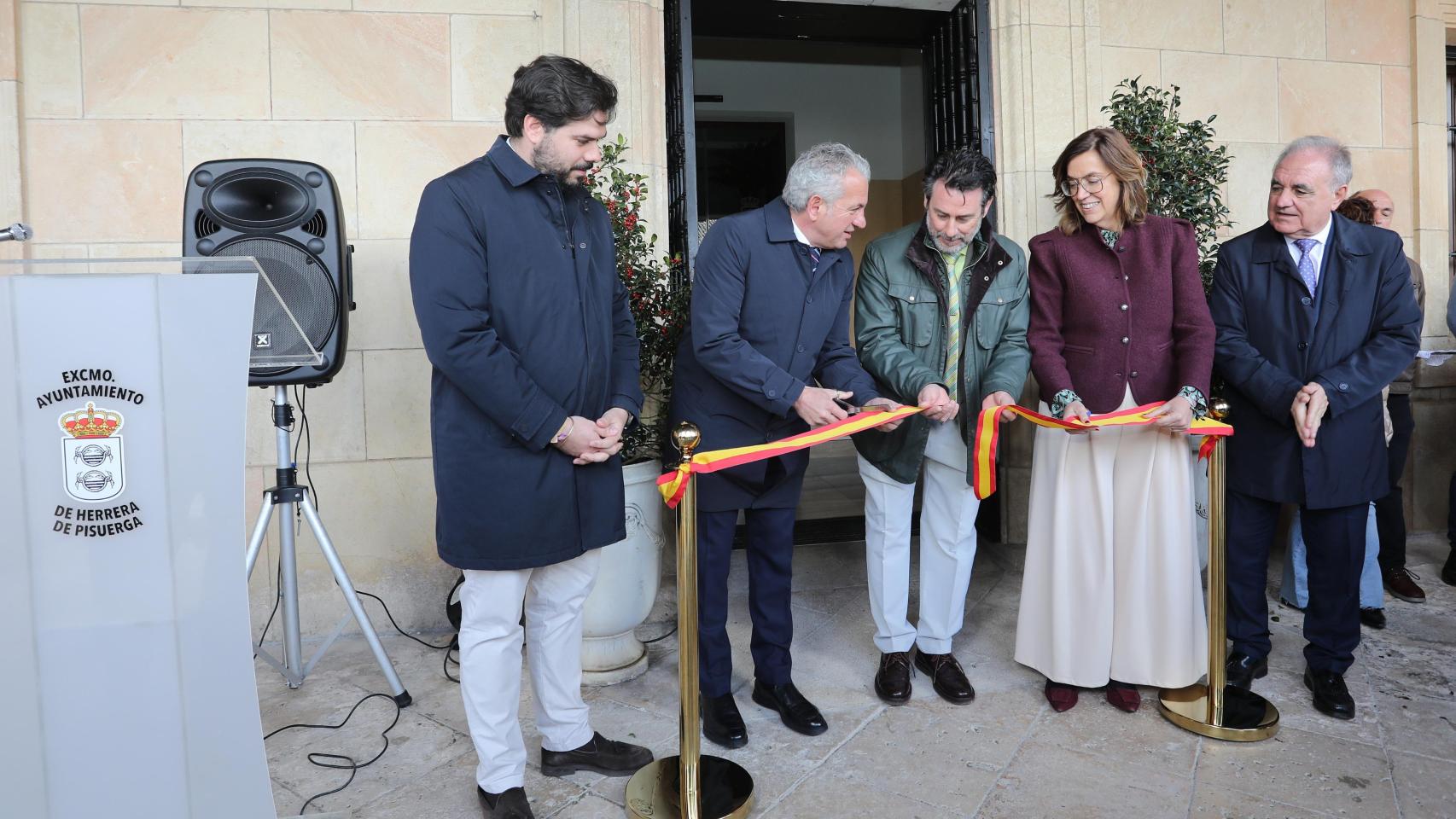 El alcalde de Herrera durante la inauguración de la rehabilitación de la Casa Consistorial de Herrera de Pisuerga(Palencia)