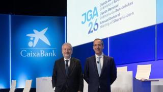 El presidente de CaixaBank, Tomás Muniesa, y el consejero delegado, Gonzalo Gortázar, en la Junta General de Accionistas 2026 de la entidad.