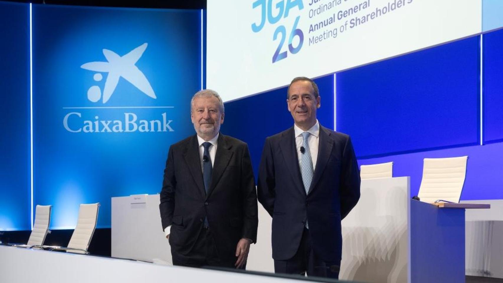 El presidente de CaixaBank, Tomás Muniesa, y el consejero delegado, Gonzalo Gortázar, en la Junta General de Accionistas 2026 de la entidad.