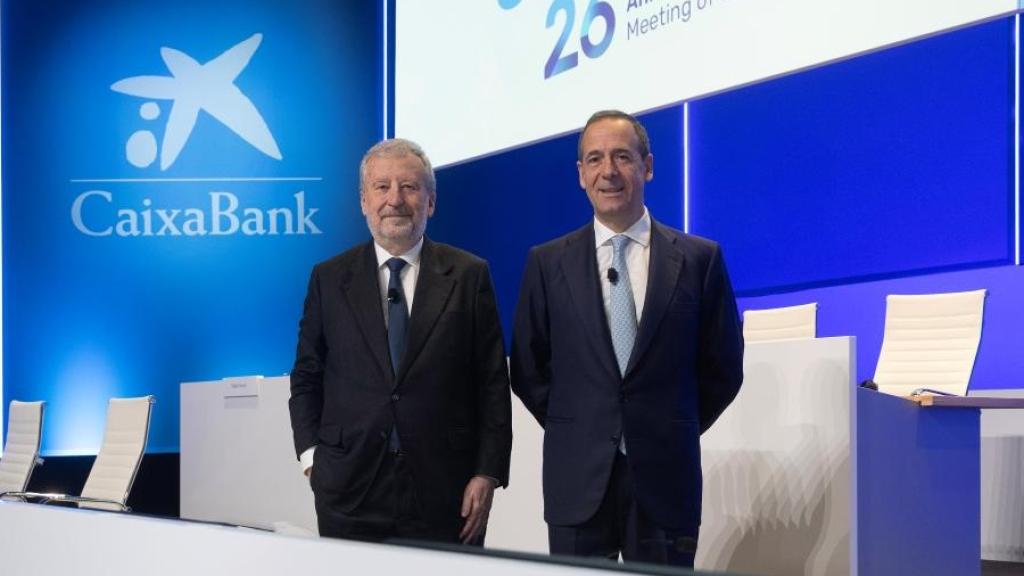 El presidente de CaixaBank, Tomás Muniesa, y el consejero delegado, Gonzalo Gortázar, en la Junta General de 2026. EE