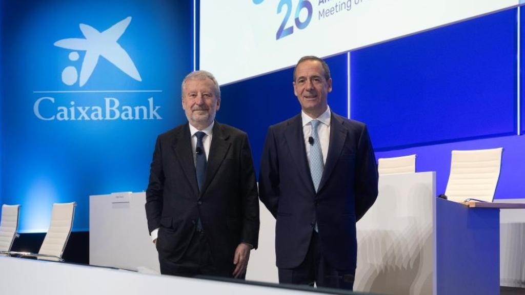 El presidente de CaixaBank, Tomás Muniesa, y el consejero delegado, Gonzalo Gortázar, en la Junta General de 2026. EE