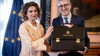 La secretaria general del PSOE-A y candidata a la Presidencia de la Junta de Andalucía, María Jesús Montero (i), y el ministro de Hacienda, Arcadi España (d), durante el acto de traspaso de cartera