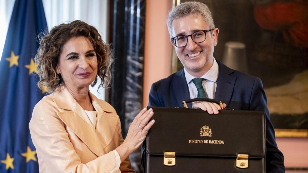 La secretaria general del PSOE-A y candidata a la Presidencia de la Junta de Andalucía, María Jesús Montero (i), y el ministro de Hacienda, Arcadi España (d), durante el acto de traspaso de cartera