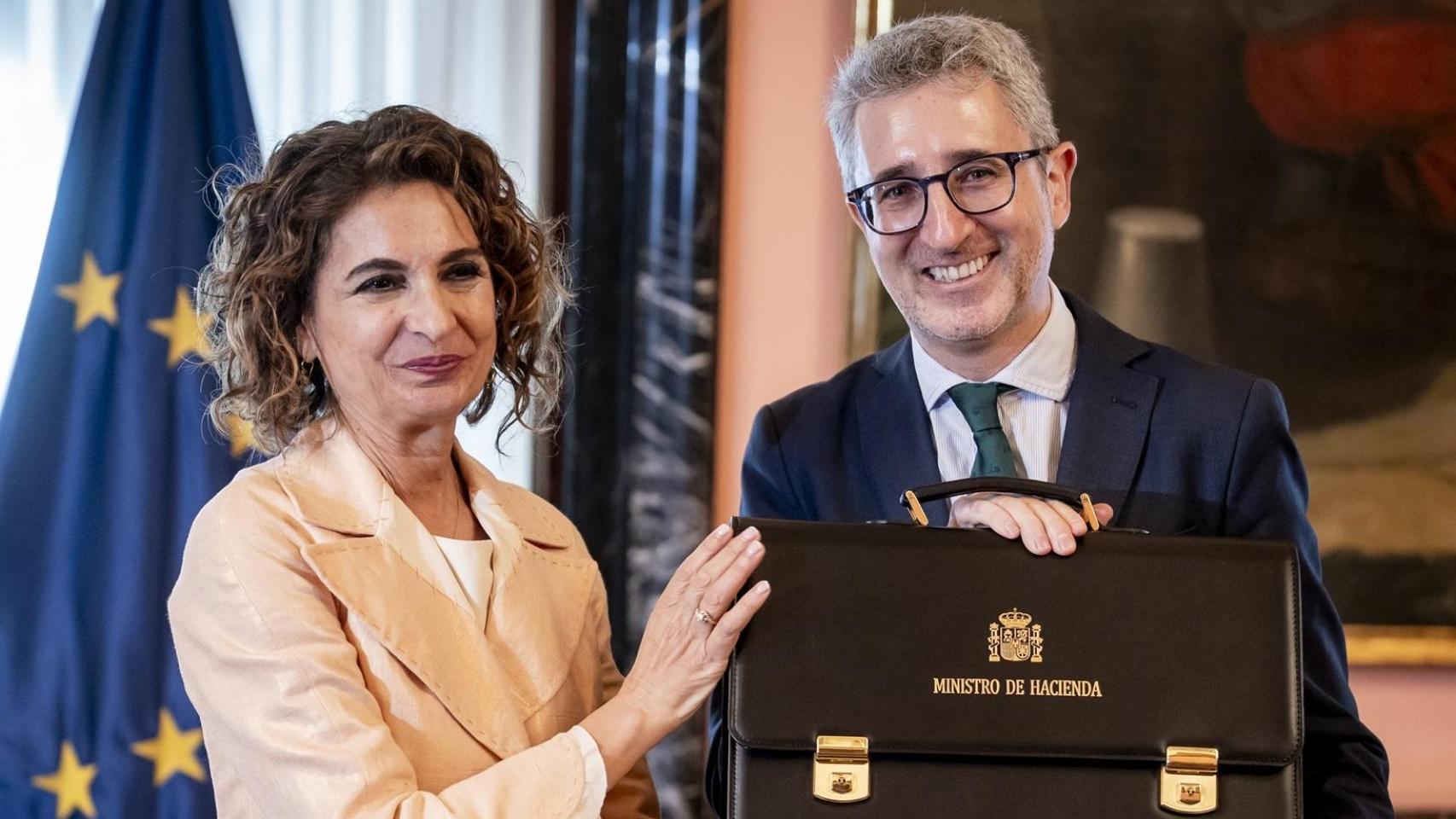 La secretaria general del PSOE-A y candidata a la Presidencia de la Junta de Andalucía, María Jesús Montero (i), y el ministro de Hacienda, Arcadi España (d), durante el acto de traspaso de cartera