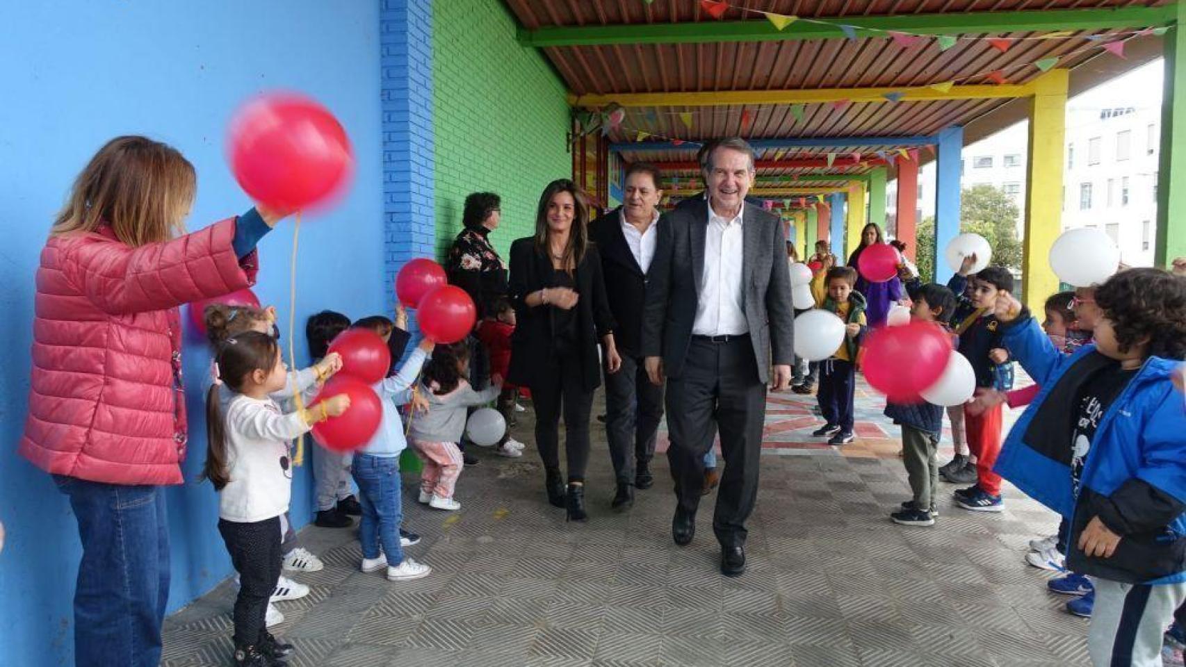 Abel Caballero durante una visita a un colegio.