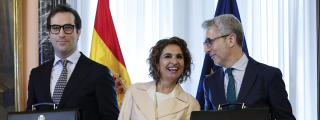La ex vicepresidenta primera del Gobierno, María Jesus Montero (c) junto al nuevo vicepresidente primero del Gobierno y ministro de Economía, Carlos Cuerpo (i) y el nuevo ministro de Hacienda, Arcadi España (d).